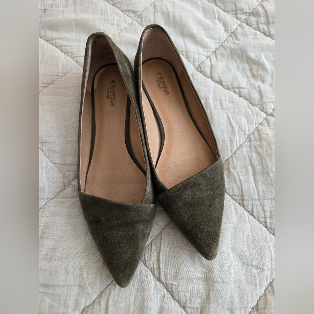 Crown Vintage Olive Green Suede Women Pointy Toed Flats Normcore Minimalist 8.5